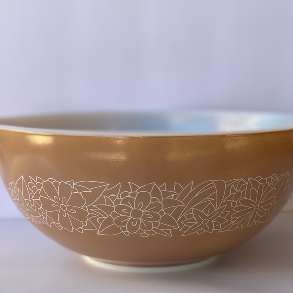 Vintage Pyrex 2L Brown Cinderella Bowl in Woodland Pattern - Picture 3 of 8